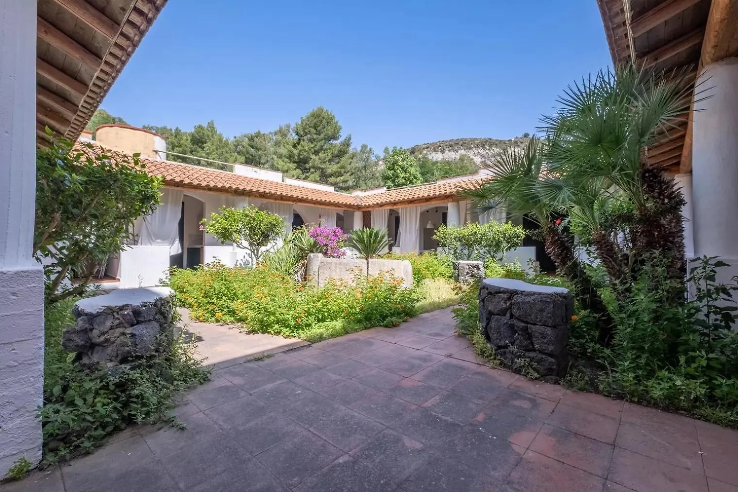 Jera Collection Vulcano Uno - Garden View location